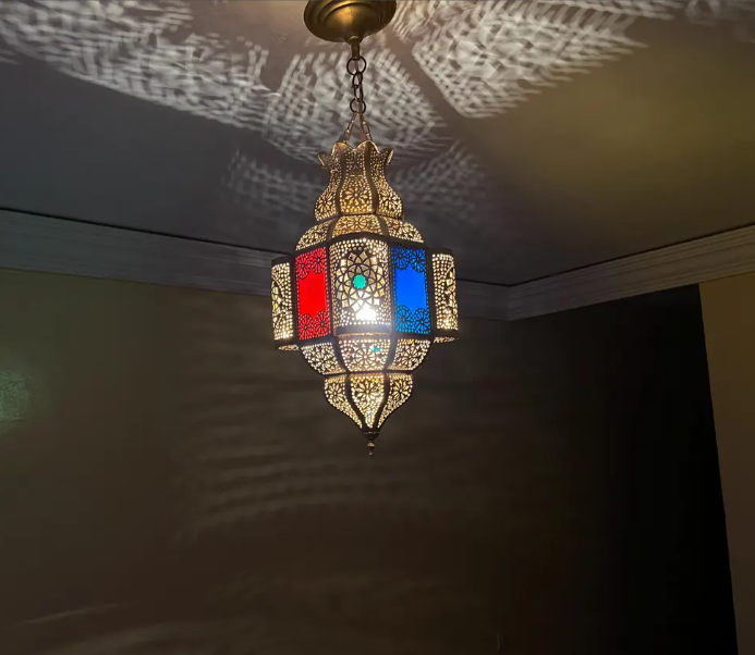 Add a touch of authentic elegance with this antique Moroccan pendant lamp, handmade and adorned with a traditional shade.
