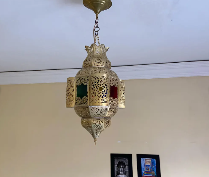 Add a touch of authentic elegance with this antique Moroccan pendant lamp, handmade and adorned with a traditional shade.
