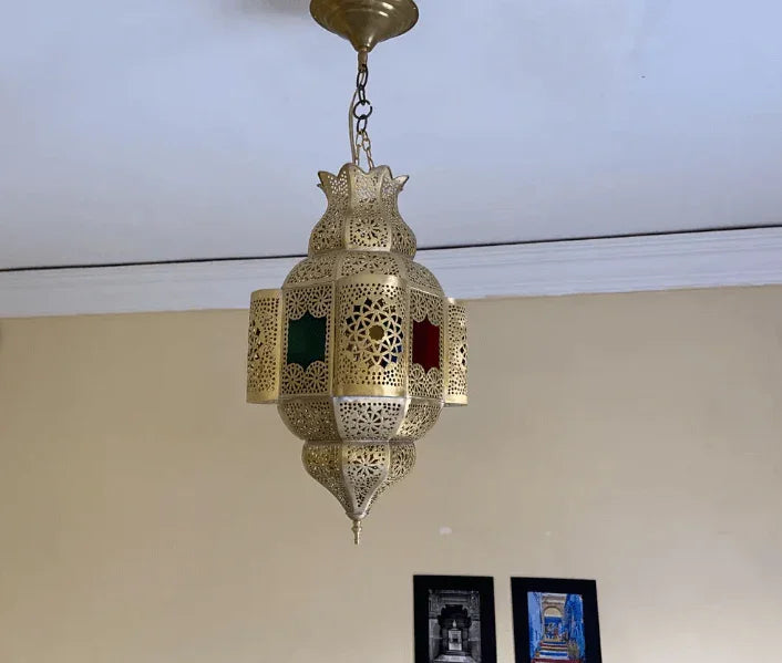 Add a touch of authentic elegance with this antique Moroccan pendant lamp, handmade and adorned with a traditional shade. / COLORED CHANDELIERS