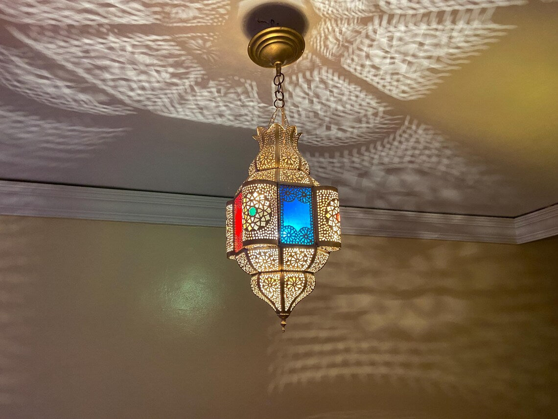 Add a touch of authentic elegance with this antique Moroccan pendant lamp, handmade and adorned with a traditional shade.