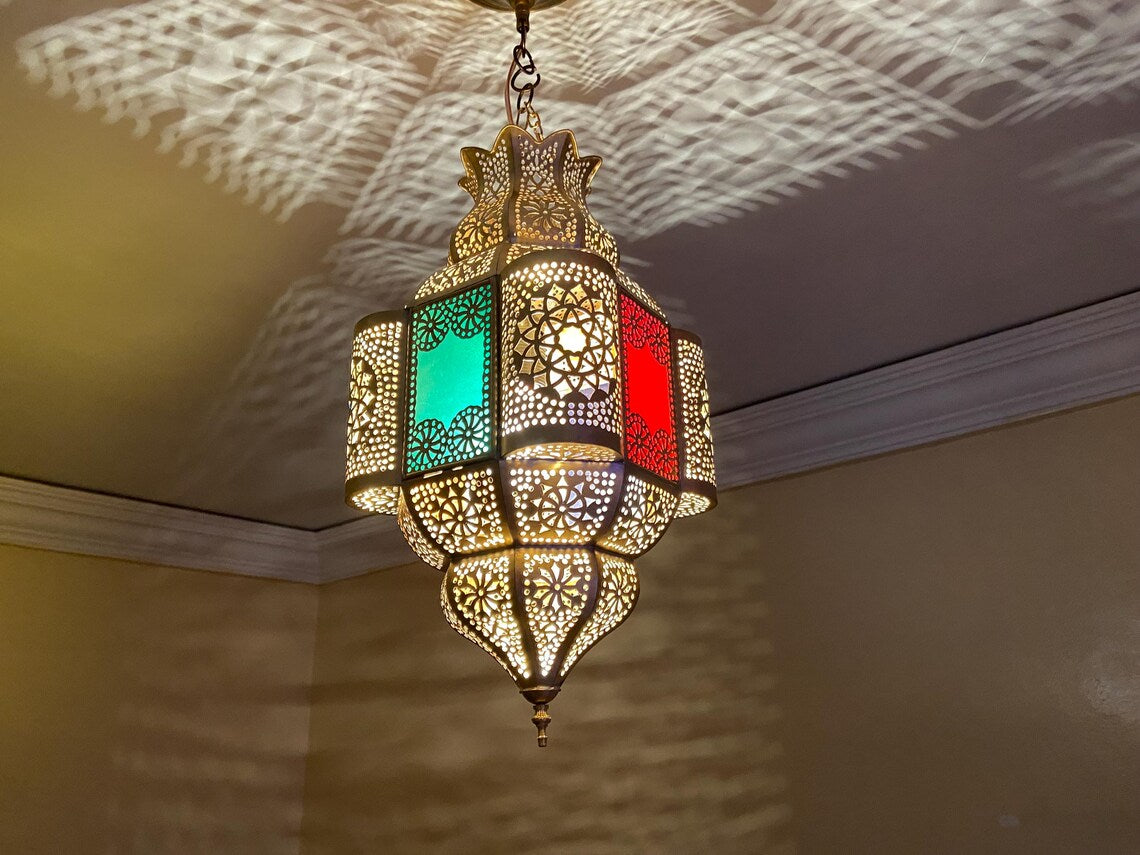 Add a touch of authentic elegance with this antique Moroccan pendant lamp, handmade and adorned with a traditional shade.