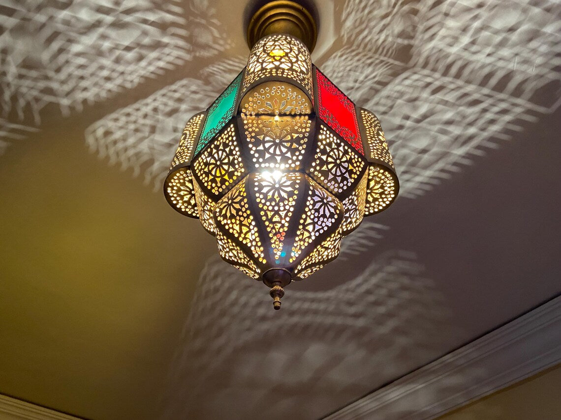 Add a touch of authentic elegance with this antique Moroccan pendant lamp, handmade and adorned with a traditional shade.