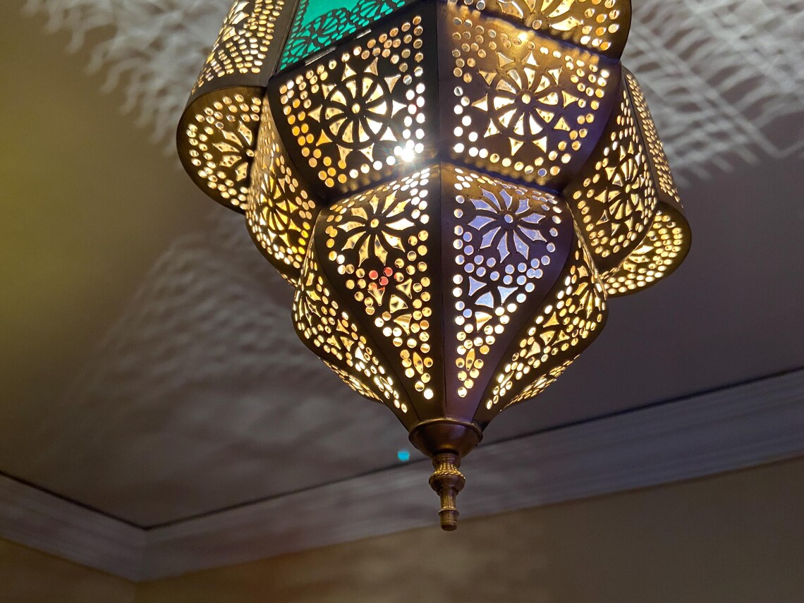 Add a touch of authentic elegance with this antique Moroccan pendant lamp, handmade and adorned with a traditional shade.