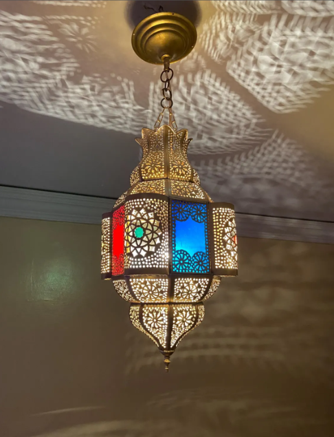 Add a touch of authentic elegance with this antique Moroccan pendant lamp, handmade and adorned with a traditional shade.