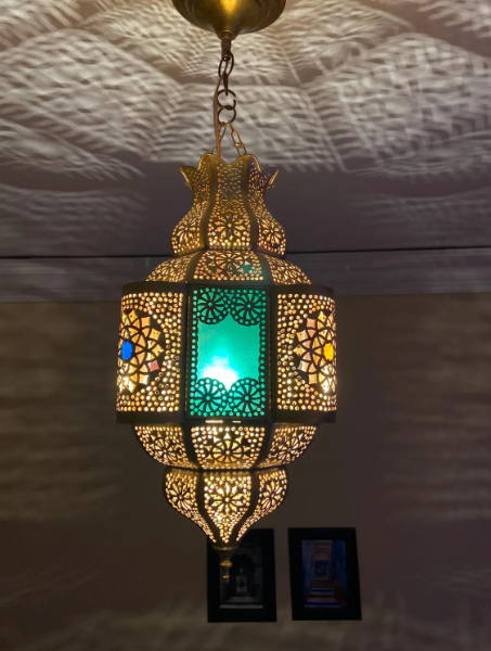 Add a touch of authentic elegance with this antique Moroccan pendant lamp, handmade and adorned with a traditional shade.